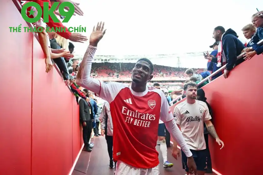 Các CĐV Pháo thủ đã bắt đầu dành tình cảm lớn dành cho trung vệ này (Ảnh: SkySport)