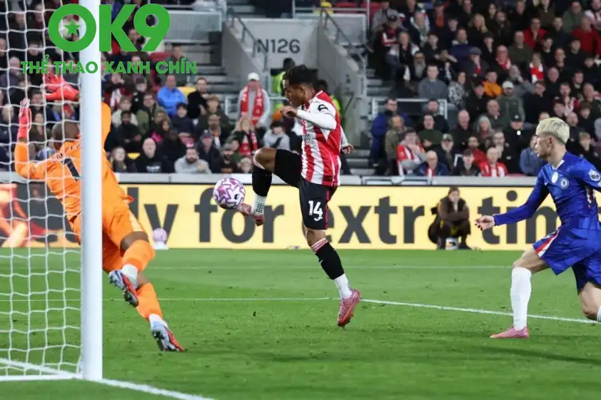 Fabio Carvalho ghi bàn gỡ hòa 2-2 cho Brentford (Ảnh: The Sun).